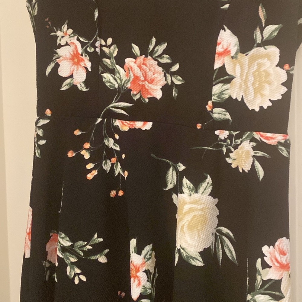 Black and Pink Sheath Mini Dress with Crew Neck - Picture 4 of 7
